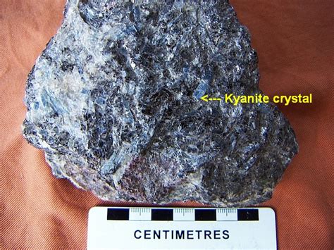  Kyanite: Minerale Strategico per Applicazioni Ad Alta Temperatura?